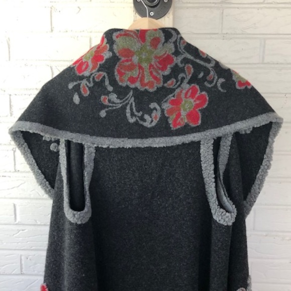 NWT Flower Pattern Round Vest, One Size - Picture 7 of 9